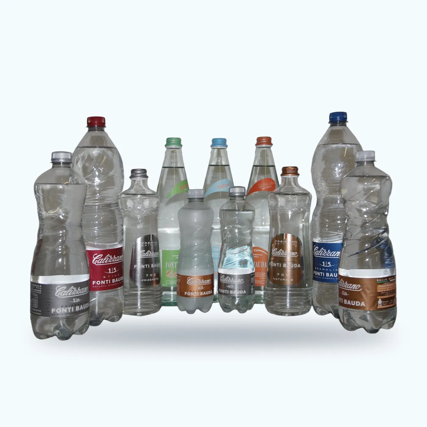 Acqua Calizzano in bottiglia di vetro e in bottiglia di plastica